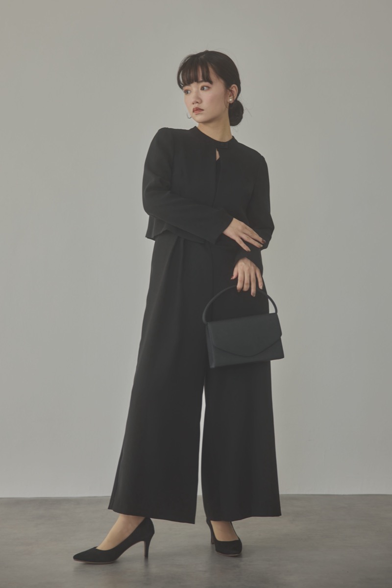 ブラックのハートネックカットオールインワンセレモニースーツセット