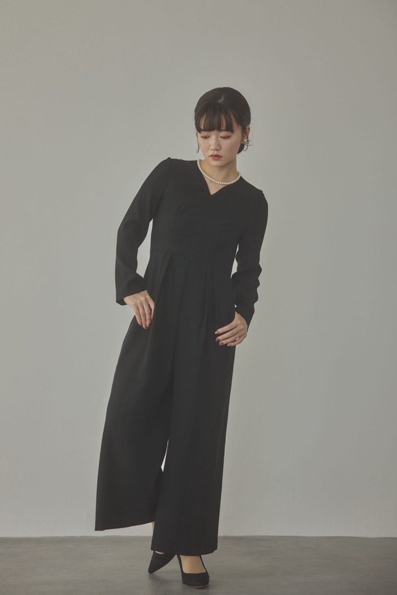 ブラックのハートネックカットオールインワンセレモニースーツセット