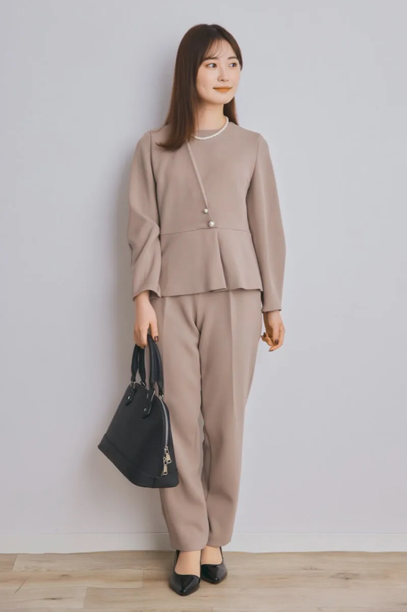 グレージュのパール付ペプラムパンツセレモニースーツセット