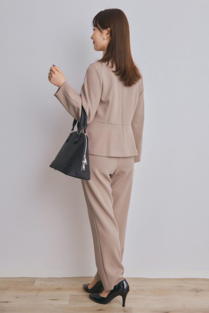 グレージュのパール付ペプラムパンツセレモニースーツセット