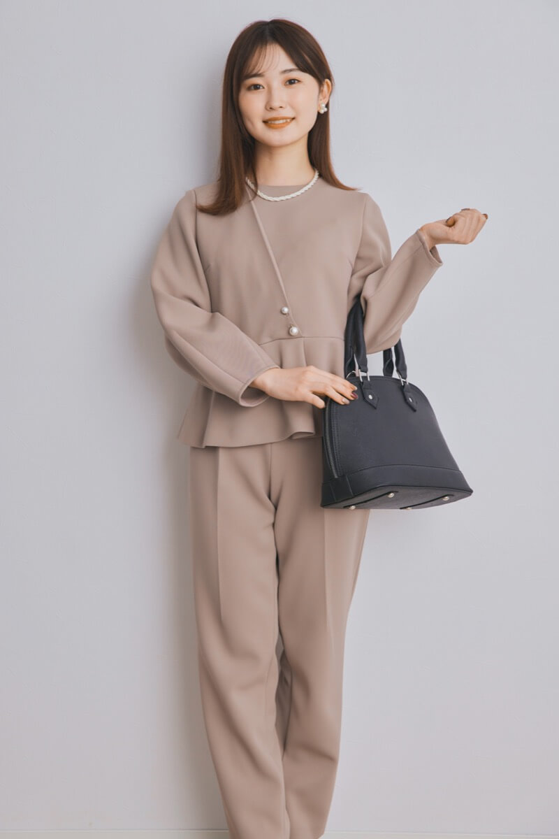 グレージュのパール付ペプラムパンツセレモニースーツセット