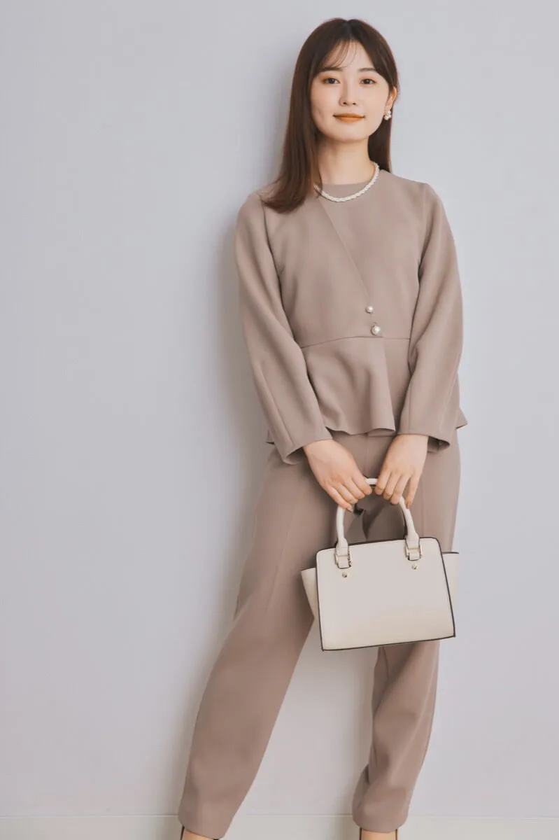 グレージュのパール付ペプラムパンツセレモニースーツセット