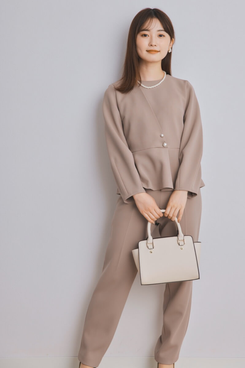 グレージュのパール付ペプラムパンツセレモニースーツセット