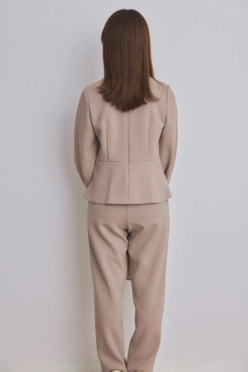 グレージュのパール付ペプラムパンツセレモニースーツセット