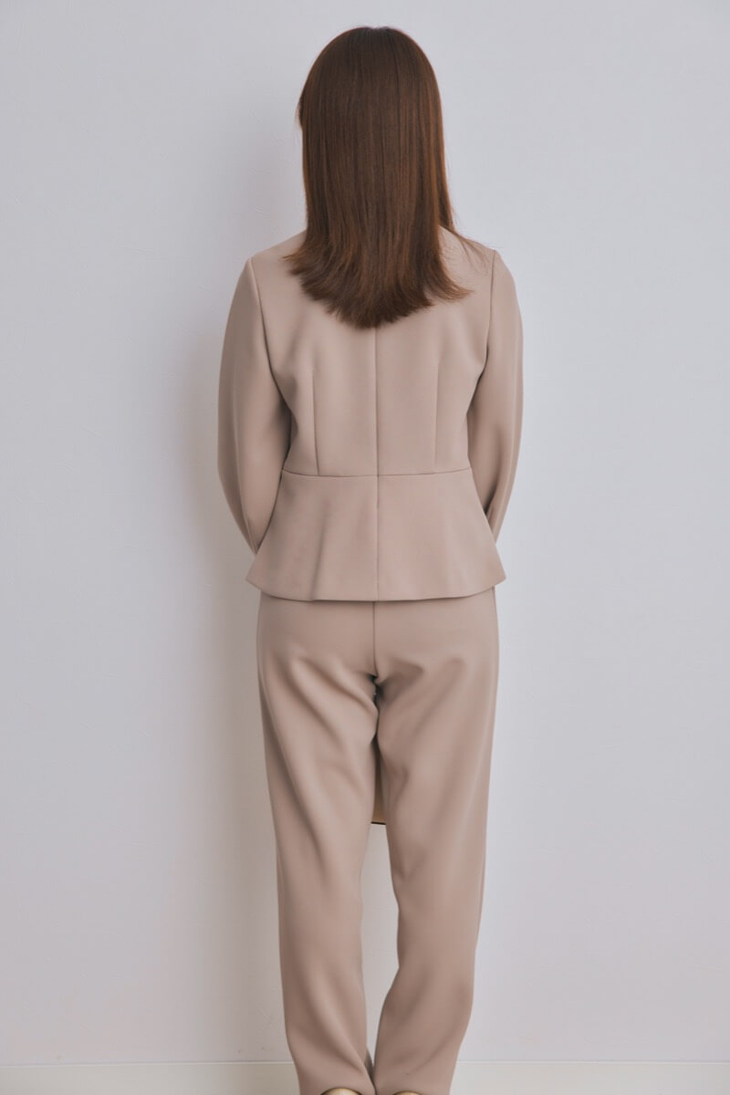 グレージュのパール付ペプラムパンツセレモニースーツセット