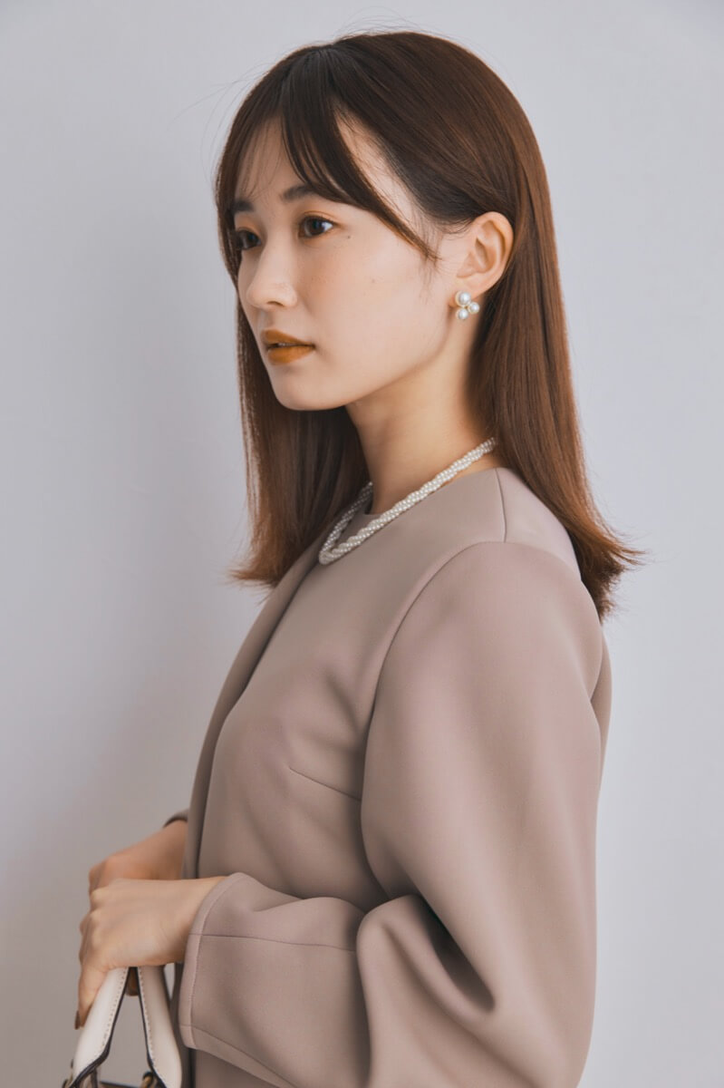 グレージュのパール付ペプラムパンツセレモニースーツセット