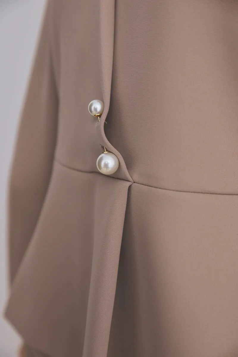 グレージュのパール付ペプラムパンツセレモニースーツセット