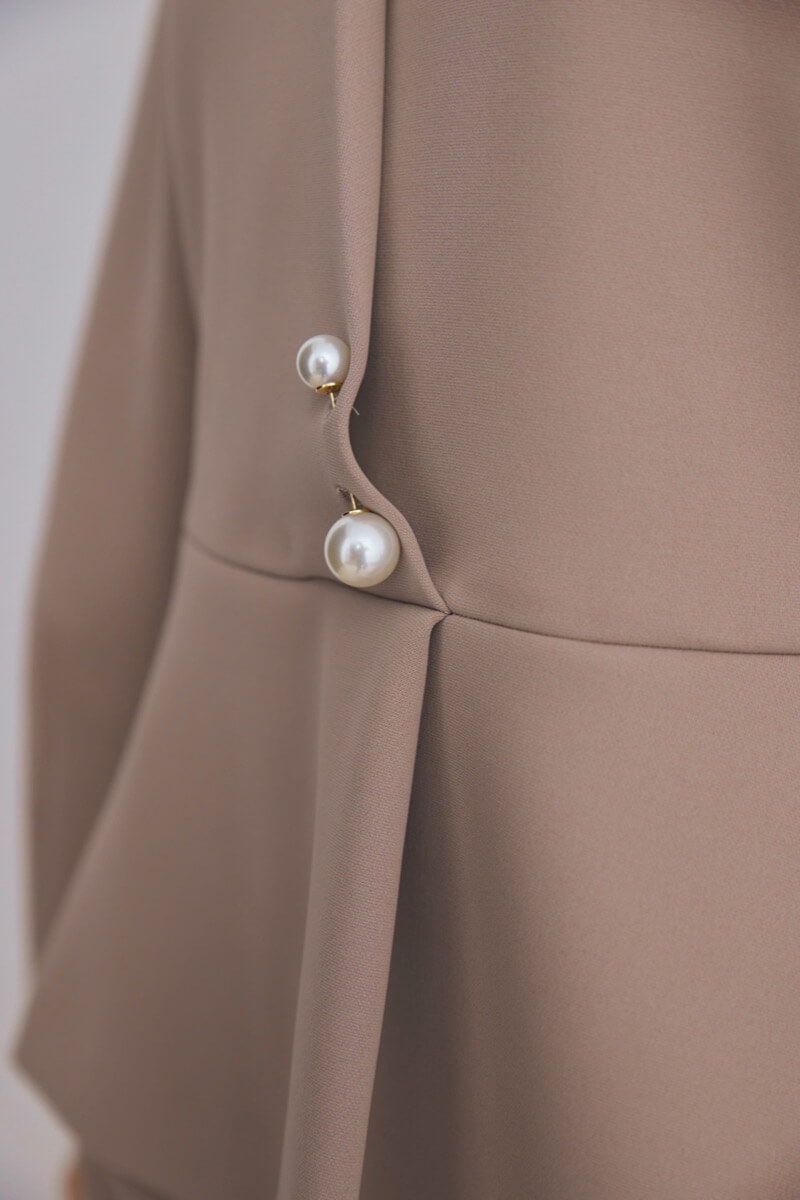 グレージュのパール付ペプラムパンツセレモニースーツセット