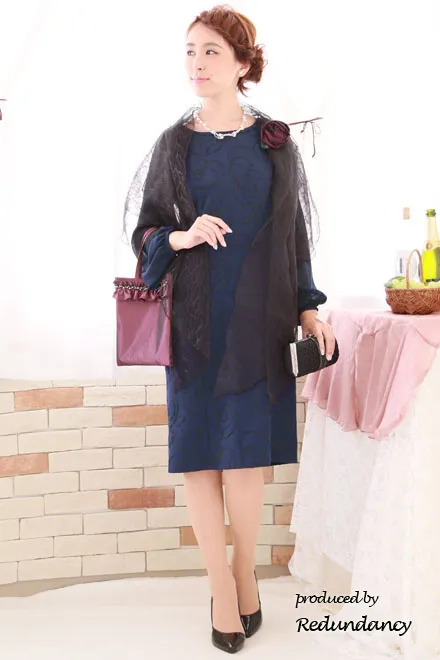 ネイビー×ブラックのフラワー刺繍スリットスリーブドレス