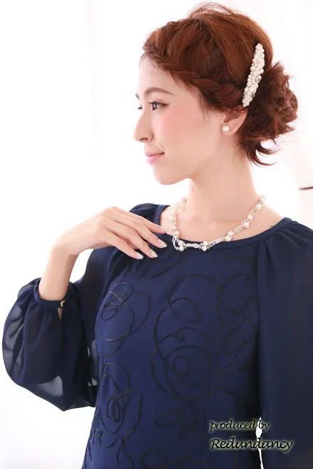 ネイビー×ブラックのフラワー刺繍スリットスリーブドレス