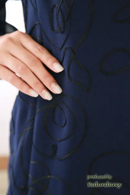 ネイビー×ブラックのフラワー刺繍スリットスリーブドレス