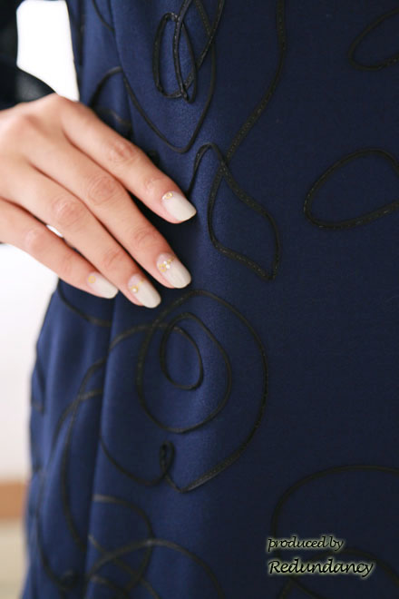 ネイビー×ブラックのフラワー刺繍スリットスリーブドレス