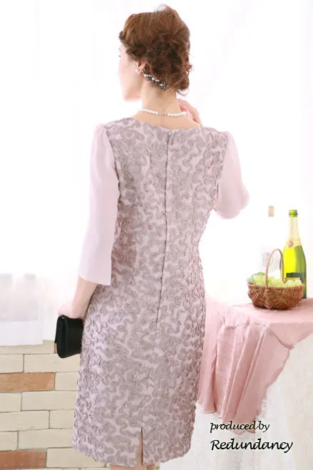 くすみピンクの透け感スリーブ×Iライン刺繍ドレス
