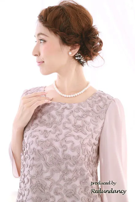 くすみピンクの透け感スリーブ×Iライン刺繍ドレス