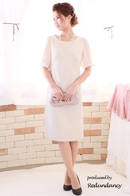 ベージュのシフォンのパフスリーブ花柄ドレス