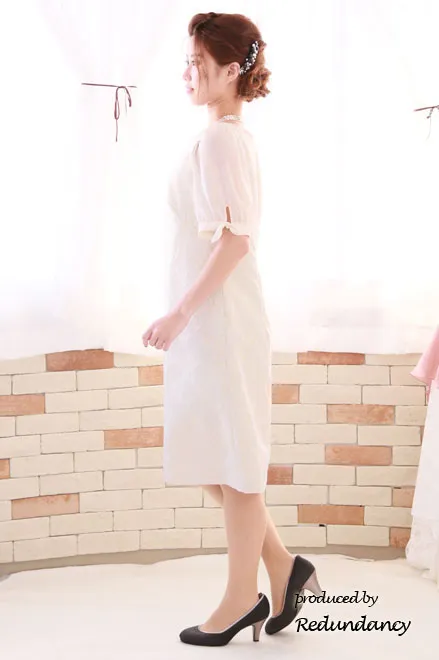 ベージュのシフォンのパフスリーブ花柄ドレス