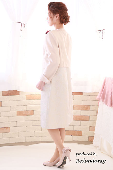 ベージュのシフォンのパフスリーブ花柄ドレス