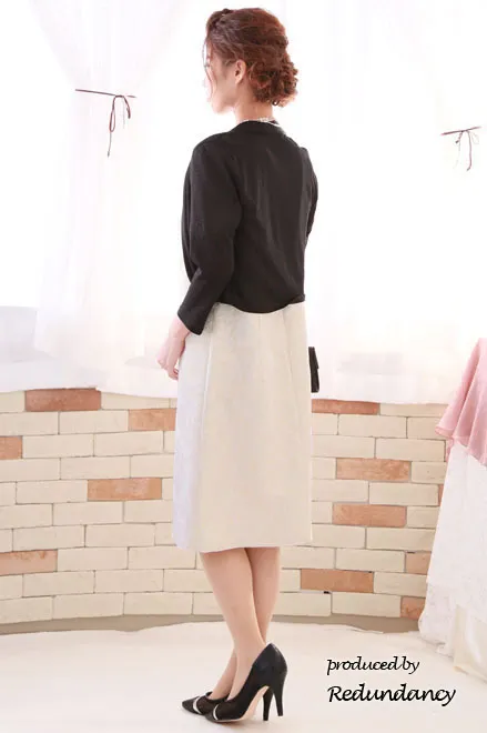 ベージュのシフォンのパフスリーブ花柄ドレス