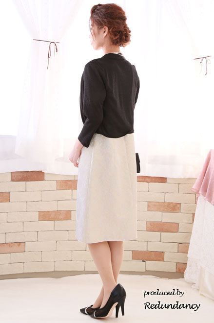 ベージュのシフォンのパフスリーブ花柄ドレス