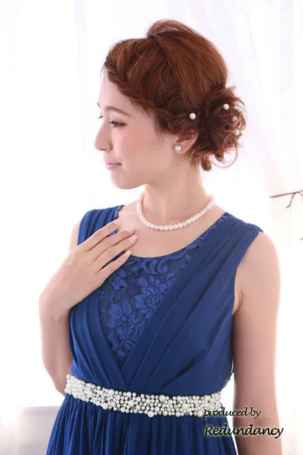 ロイヤルブルーのウエストビジューラッフルドレス