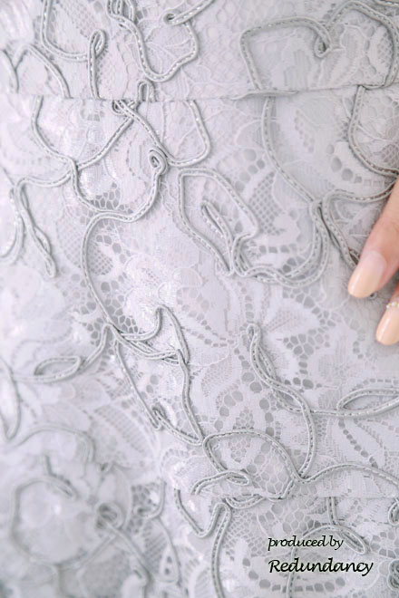 シルバーグレーのハイウエスト切替花刺繍ドレス