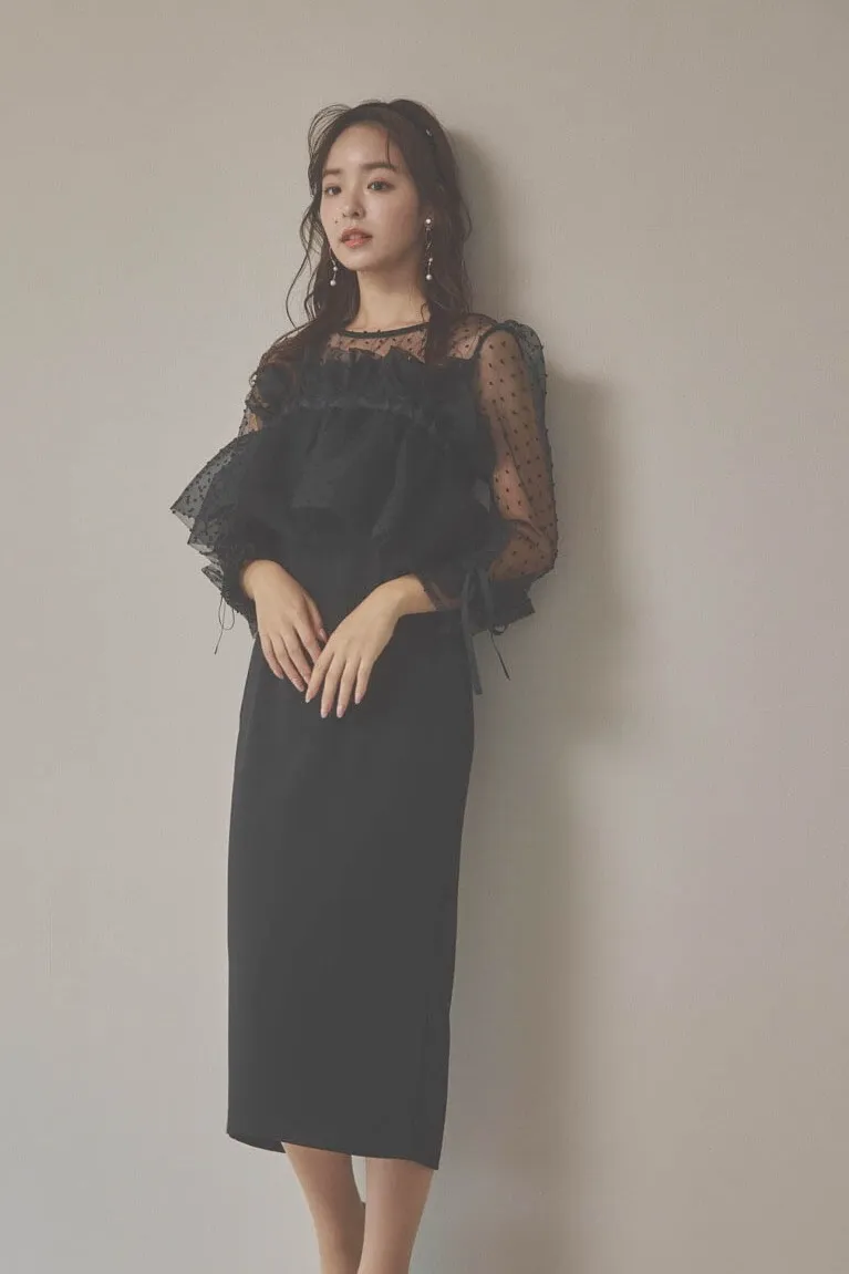 ブラックのメニーウェイラッフルケープドレス