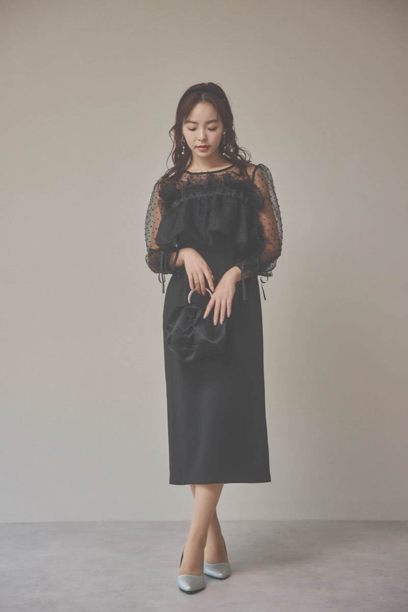 ブラックのメニーウェイラッフルケープドレス