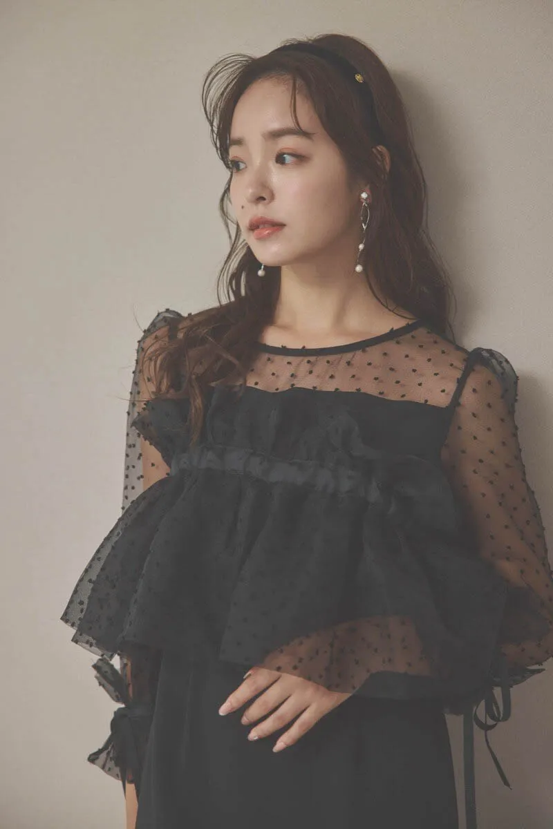 ブラックのメニーウェイラッフルケープドレス