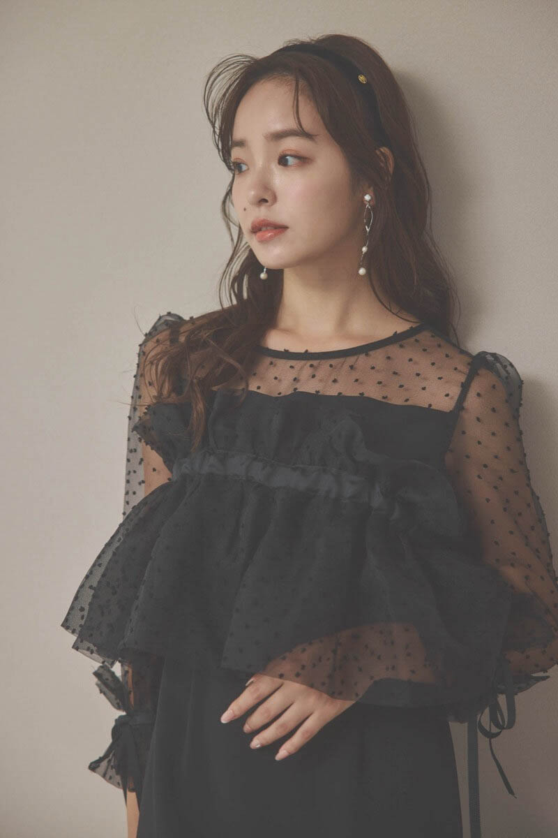 ブラックのメニーウェイラッフルケープドレス