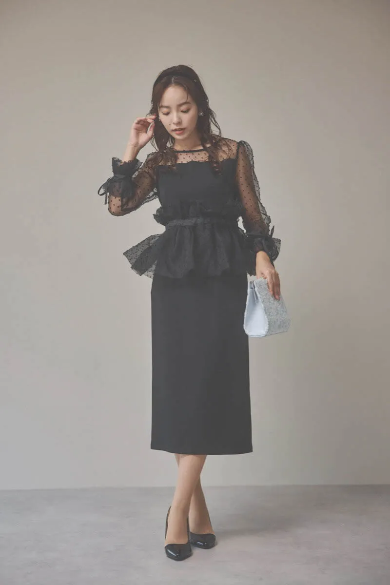 ブラックのメニーウェイラッフルケープドレス