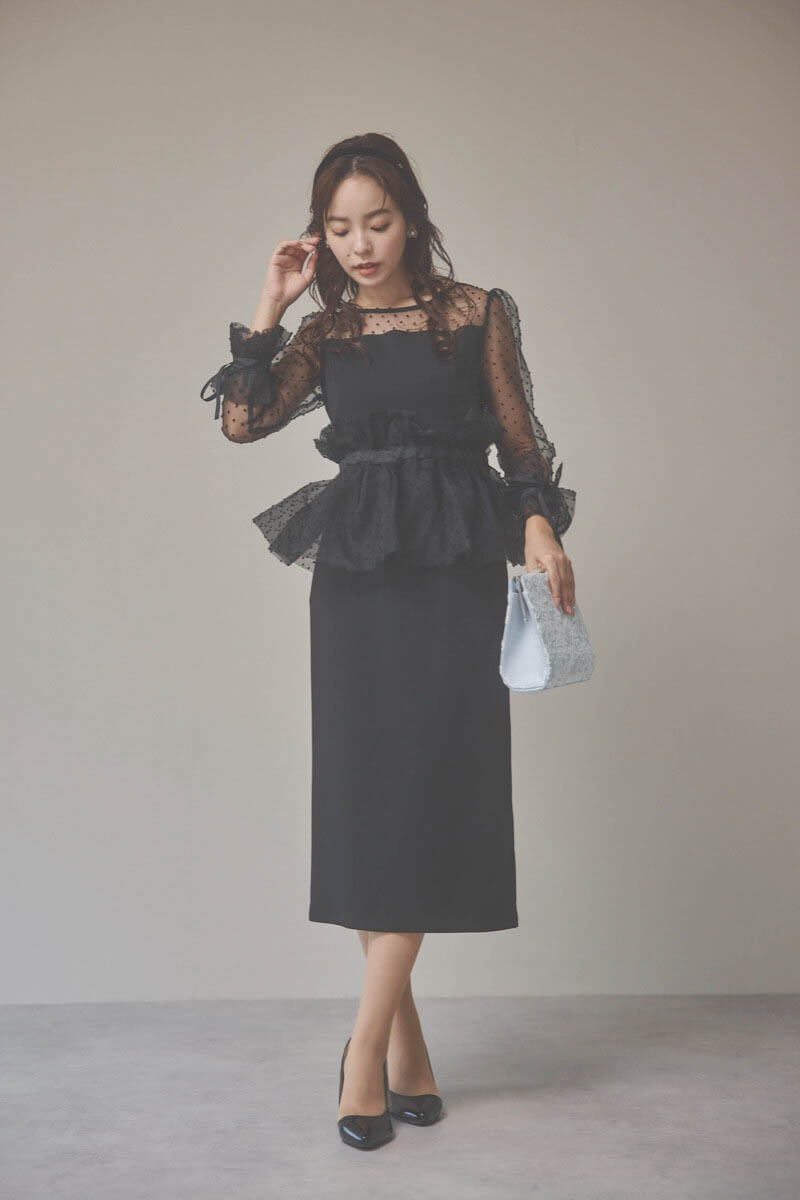 ブラックのメニーウェイラッフルケープドレス