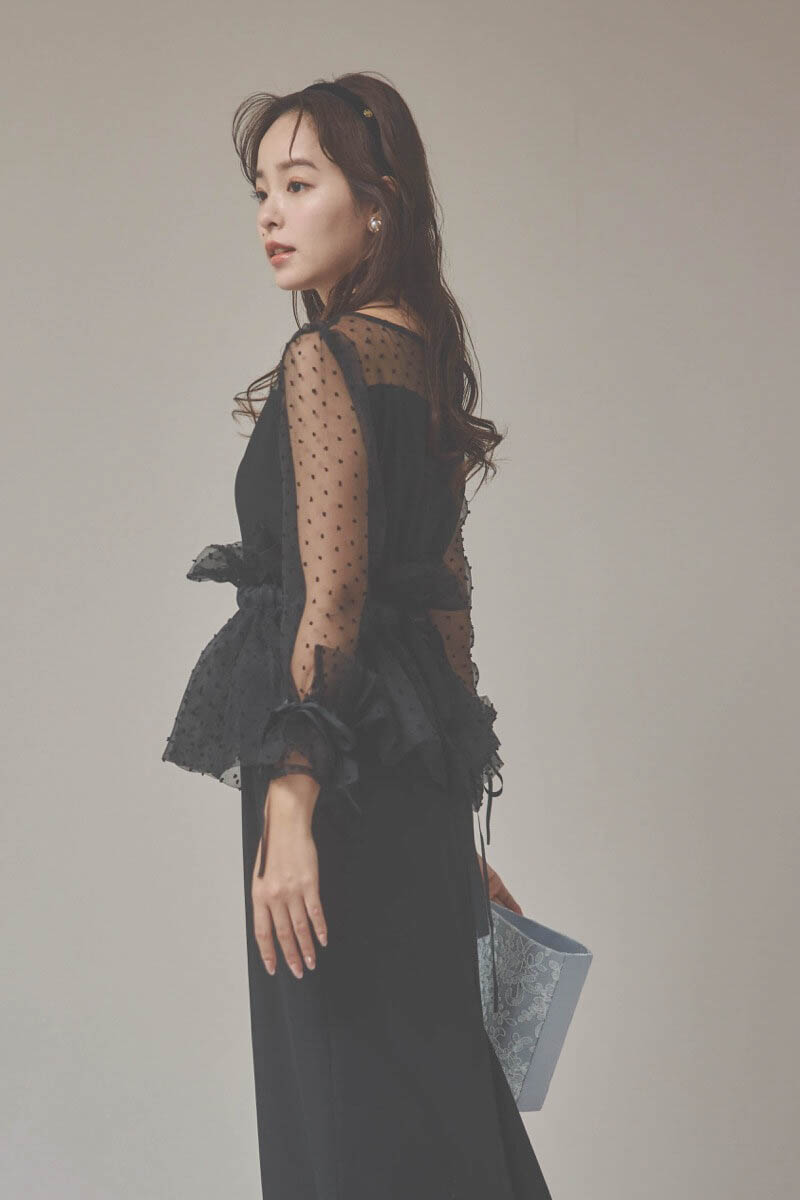 ブラックのメニーウェイラッフルケープドレス