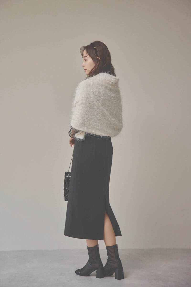 ブラックのメニーウェイラッフルケープドレス