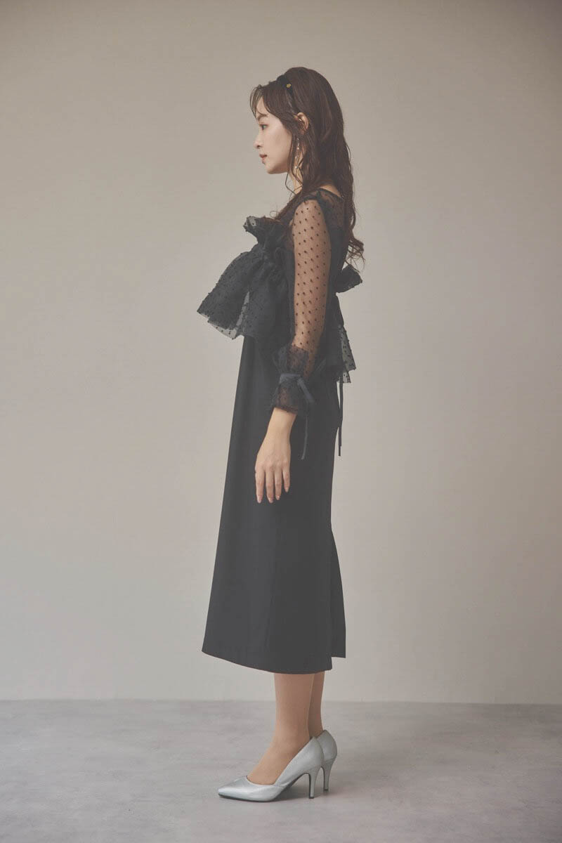 ブラックのメニーウェイラッフルケープドレス