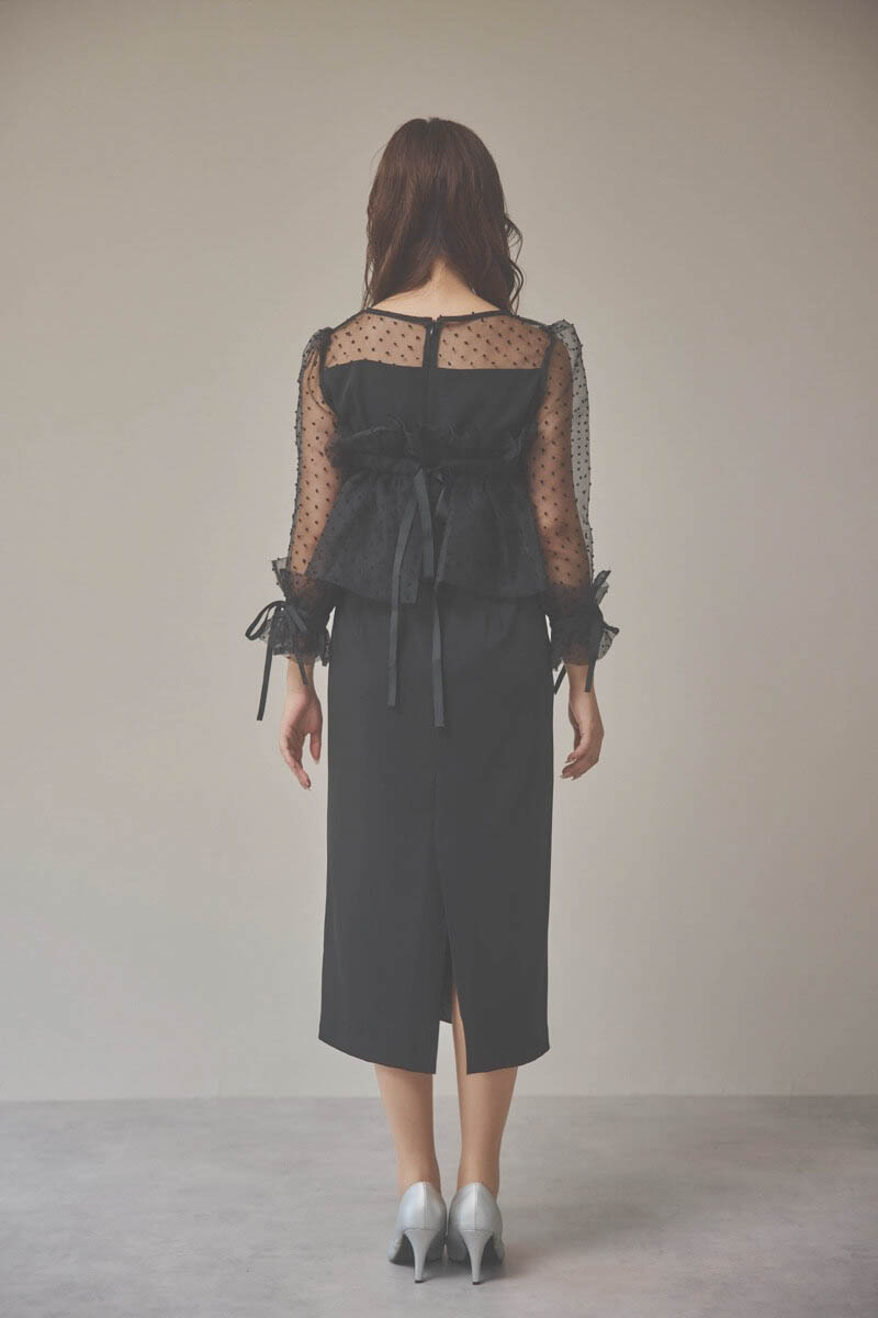 ブラックのメニーウェイラッフルケープドレス