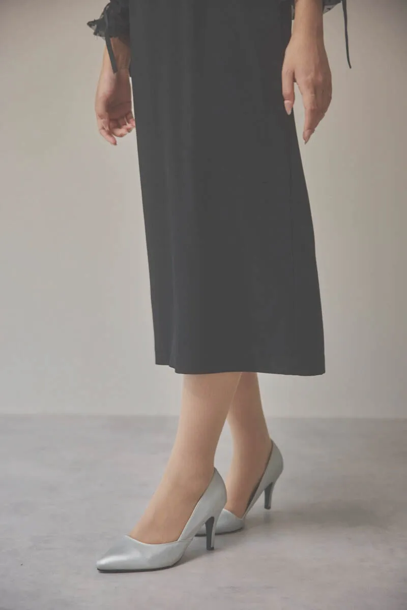 ブラックのメニーウェイラッフルケープドレス