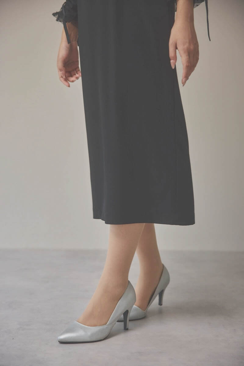 ブラックのメニーウェイラッフルケープドレス