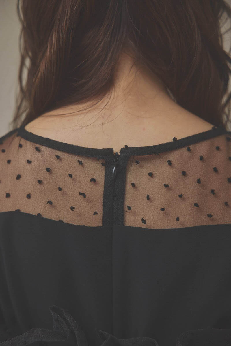 ブラックのメニーウェイラッフルケープドレス