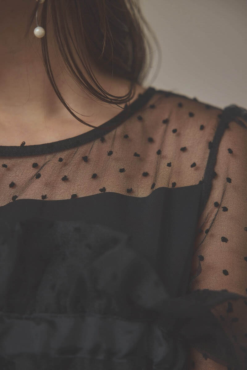 ブラックのメニーウェイラッフルケープドレス