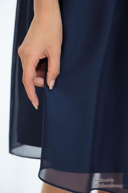 ネイビーのラッフルスリーブミディ丈ドレス