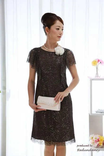 ブラウンの膝丈ラメレースドレス