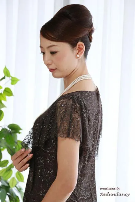 ブラウンの膝丈ラメレースドレス