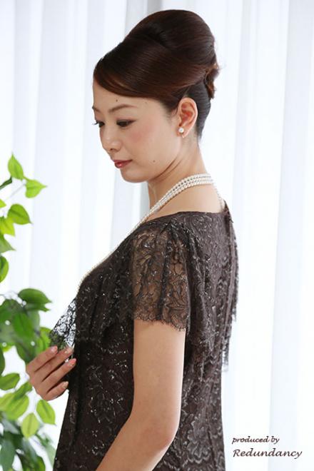 ブラウンの膝丈ラメレースドレス