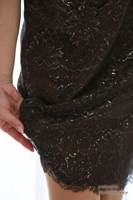 ブラウンの膝丈ラメレースドレス