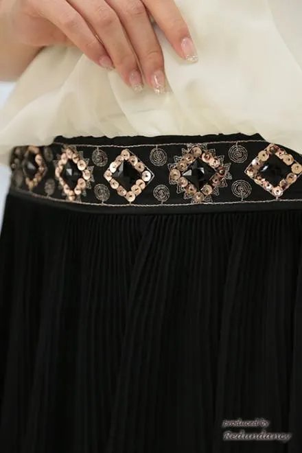 ホワイト×ブラックの切替ビジューミニ丈ドレス