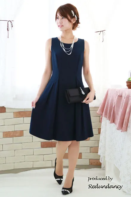 ネイビーのリボンピン付きシンプルドレス