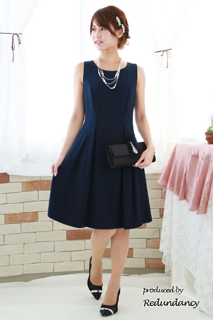 ネイビーのリボンピン付きシンプルドレス