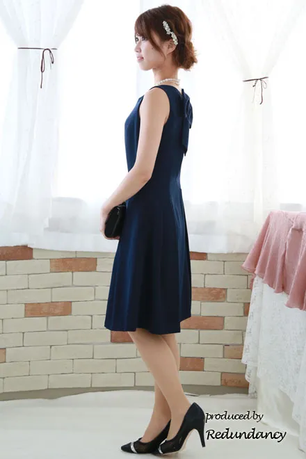 ネイビーのリボンピン付きシンプルドレス