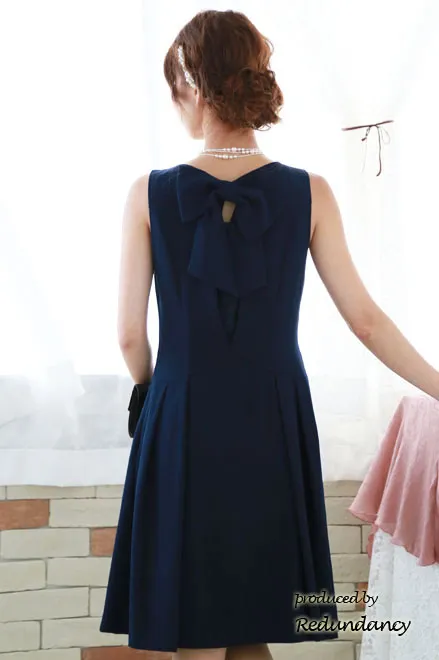 ネイビーのリボンピン付きシンプルドレス