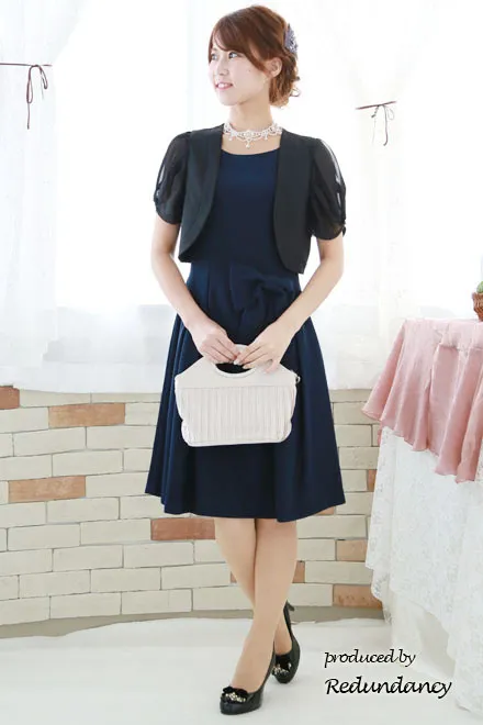 ネイビーのリボンピン付きシンプルドレス